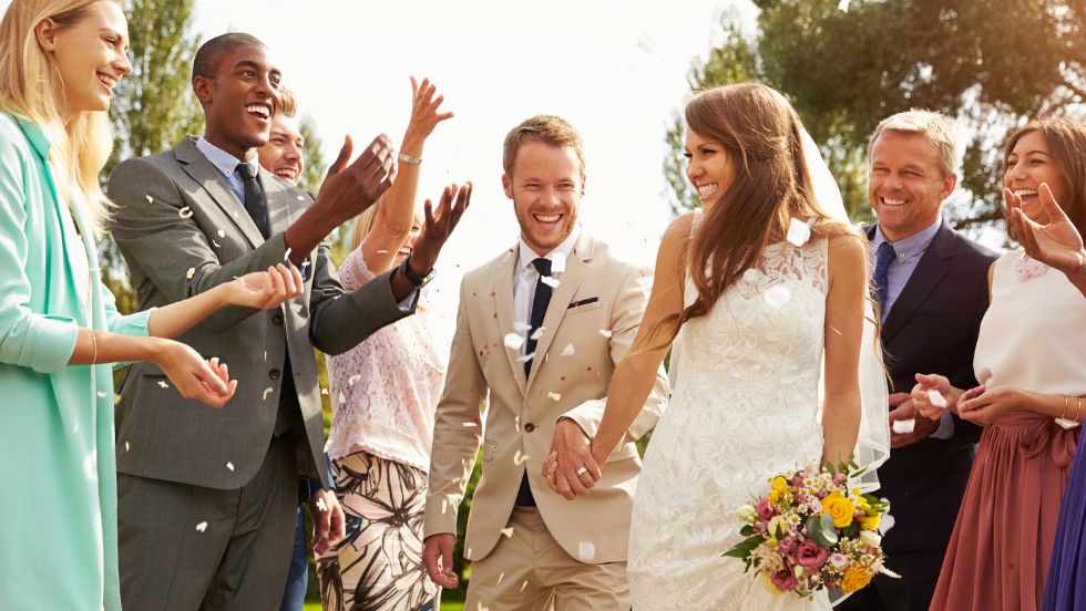 Dowiedz się, jak się ubrać na wesele latem.