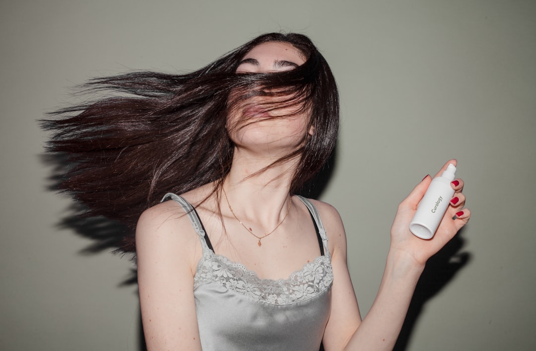 10 trików na zdrowe, lśniące włosy bez użycia kosmetyków
