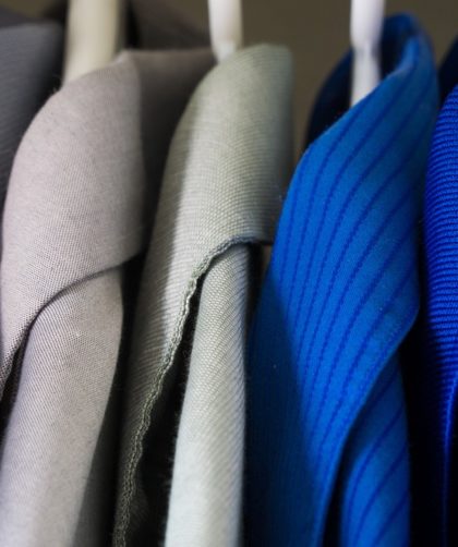 Nie kupuj – stylizuj! Jak ze zwykłych ciuchów stworzyć modny look?