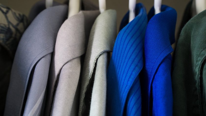 Nie kupuj – stylizuj! Jak ze zwykłych ciuchów stworzyć modny look?
