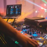 Impreza techno – odważne stylizacje na nocne rytmy