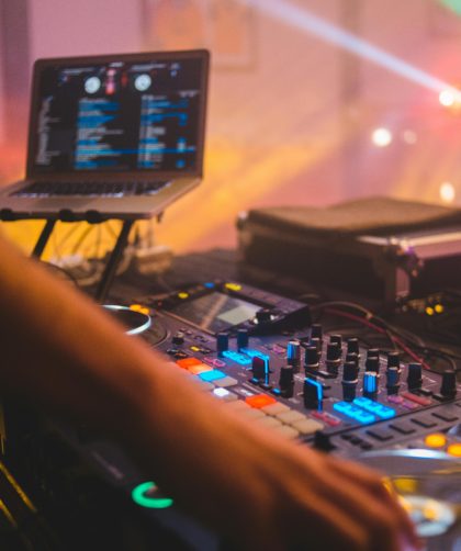 Impreza techno – odważne stylizacje na nocne rytmy