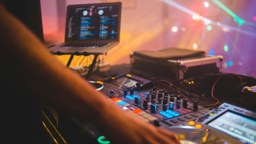 Impreza techno – odważne stylizacje na nocne rytmy