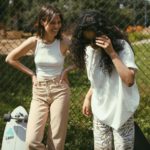 Co pasuje do beżowych spodni damskich? Ranking top 5 dodatków