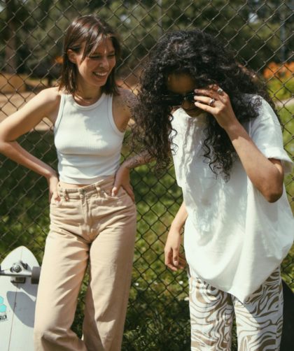 Co pasuje do beżowych spodni damskich? Ranking top 5 dodatków