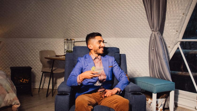 Co pasuje do brązowych spodni? 5 stylowych inspiracji na różne sytuacje