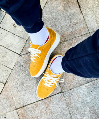 Co pasuje do granatowych spodni? 5 sekretów kapsułowej garderoby