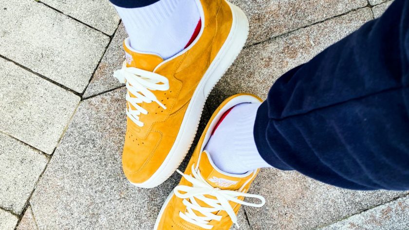 Co pasuje do granatowych spodni? 5 sekretów kapsułowej garderoby