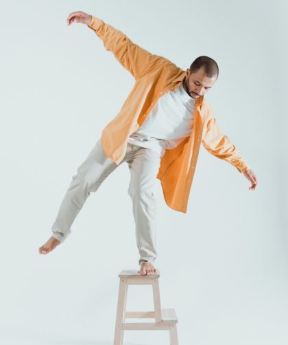 Co pasuje do białych spodni męskich? Sprawdź 6 propozycji od elegancji po casual