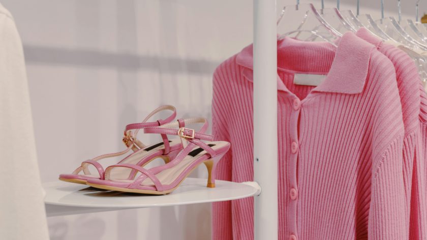 Co pasuje do różowego? Zainspiruj się 6 lookami z wybiegów