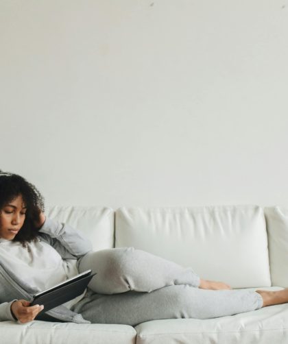 Co pasuje do szarych spodni? Stwórz 5 stylizacji na formalne okazje