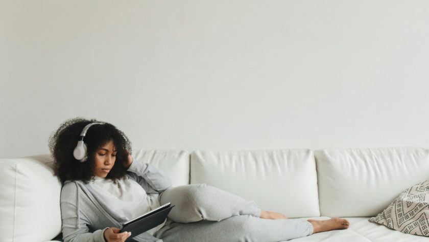 Co pasuje do szarych spodni? Stwórz 5 stylizacji na formalne okazje