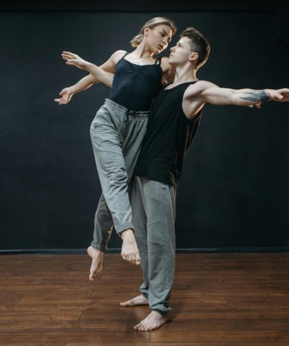 Co pasuje do szarych dresów? Wypróbuj 3 top looków smart casual