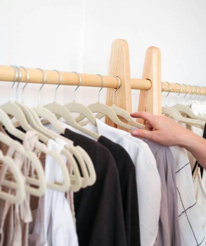 Przeglądanie ubrań na wieszakach