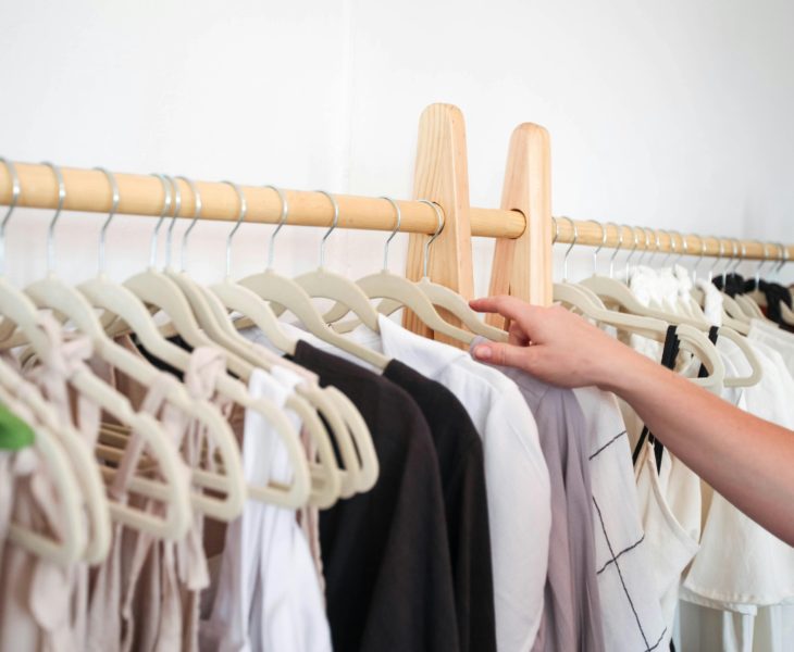 Przeglądanie ubrań na wieszakach