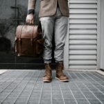 Co pasuje do szarych spodni męskich? Wypróbuj 4 eleganckie i casualowe kombinacje!