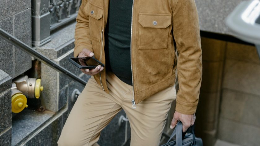 Co pasuje do brązowych spodni męskich? Wypróbuj 6 gotowych zestawów na weekend i do pracy!