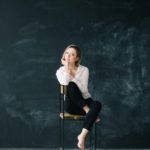 Co pasuje do czarnych spodni? Odkryj 6 uniwersalnych stylizacji!