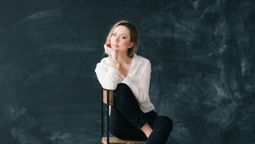 Co pasuje do czarnych spodni? Odkryj 6 uniwersalnych stylizacji!