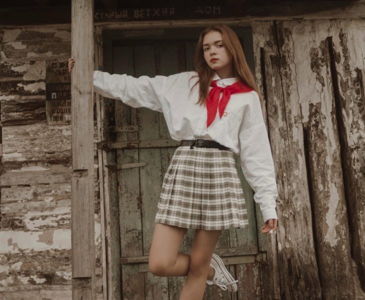 Co pasuje do spódniczki w kratkę? Wypróbuj 4 stylizacje, które nigdy nie zawodzą!