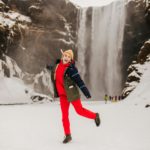 Co pasuje do czerwonych spodni? Sprawdź 5 zestawień od bezpiecznych po odważne!