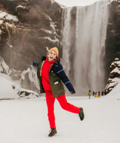 Co pasuje do czerwonych spodni? Sprawdź 5 zestawień od bezpiecznych po odważne!