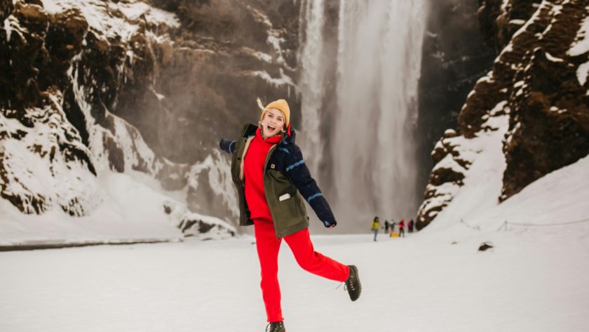 Co pasuje do czerwonych spodni? Sprawdź 5 zestawień od bezpiecznych po odważne!