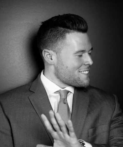 mężczyzna w garniturze