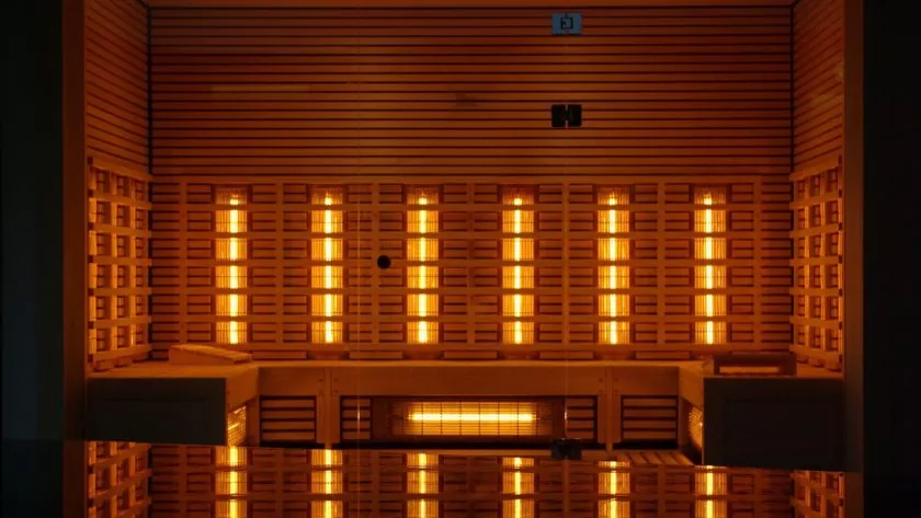 Jak się ubrać do sauny infrared? Zobacz 5 rzeczy, które warto wiedzieć przed wejściem