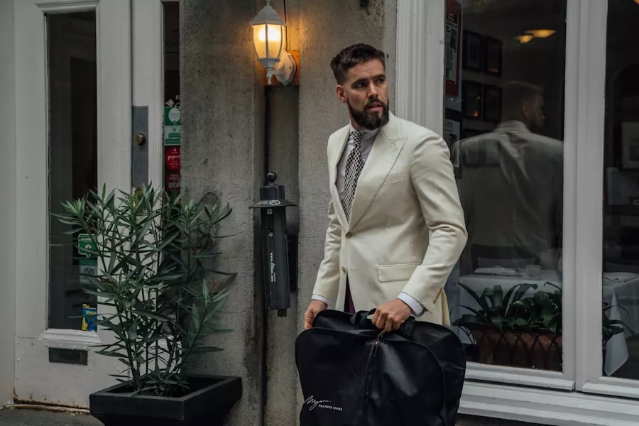 Mężczyzna w eleganckim granatowym garniturze z poszetką