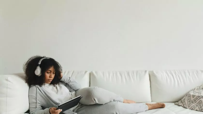 Co pasuje do szarych spodni? Stwórz 5 stylizacji na formalne okazje