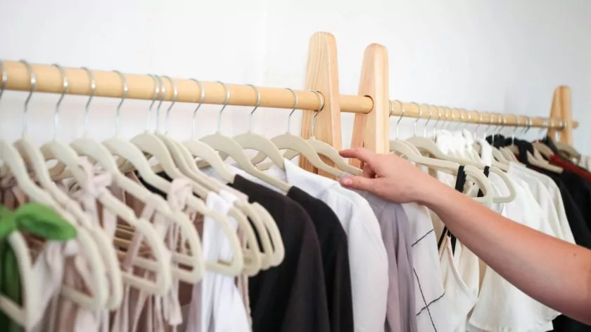 Przeglądanie ubrań na wieszakach