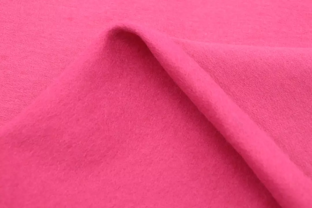 Co pasuje do różowych spodni? Wypróbuj 5 stylowych propozycji na każdą porę roku!