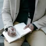 Co pasuje do karmelowego płaszcza? Odkryj 5 pomysłów na elegancki outfit!
