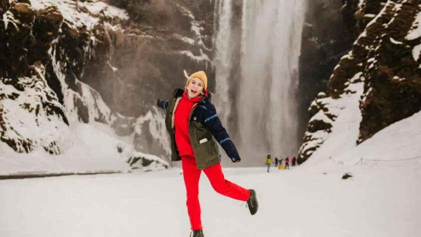 Co pasuje do czerwonych spodni? Sprawdź 5 zestawień od bezpiecznych po odważne!